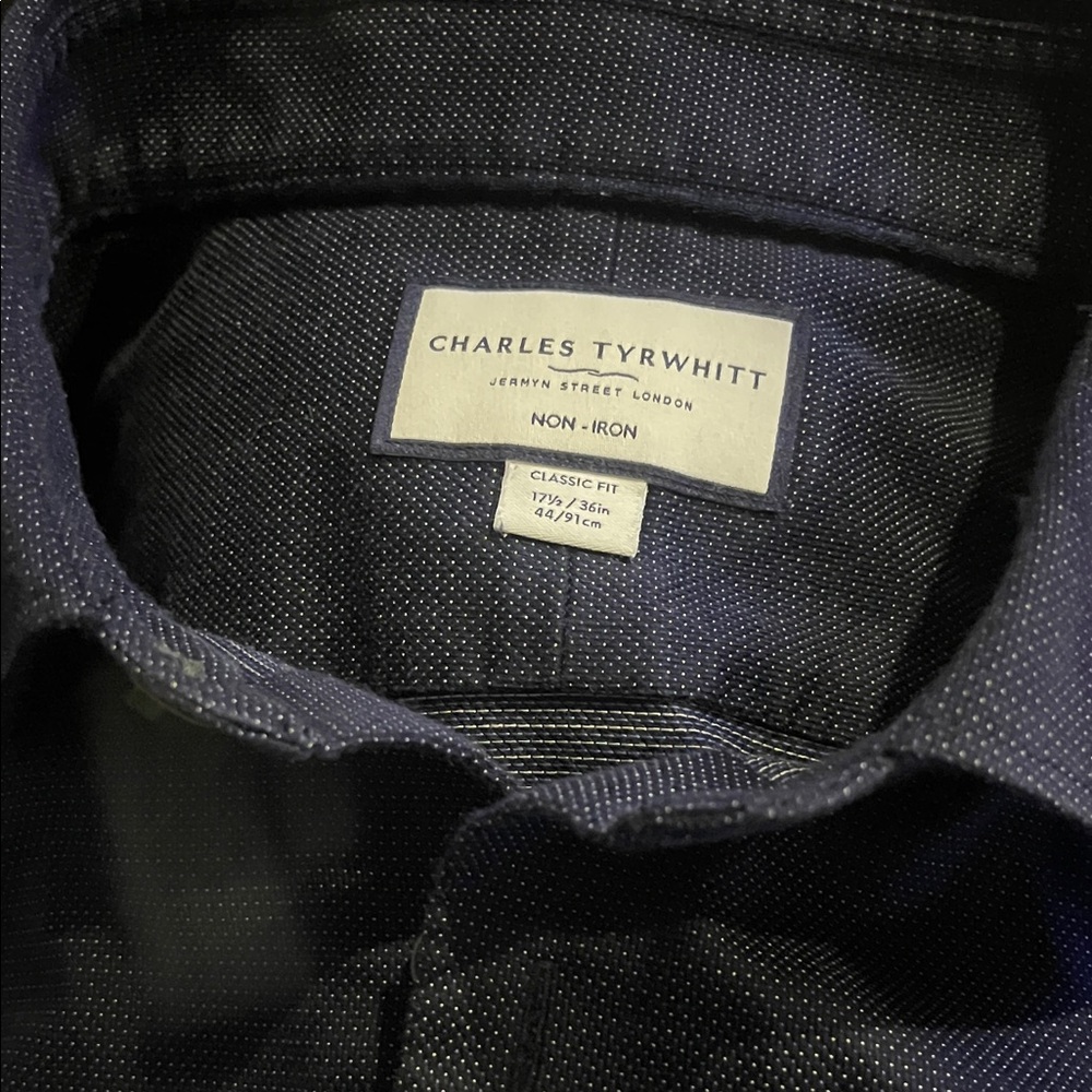 Charles Tyrwhitt No Iron Dark Blue w/ allover dots Fit Shirt 17.5 44
